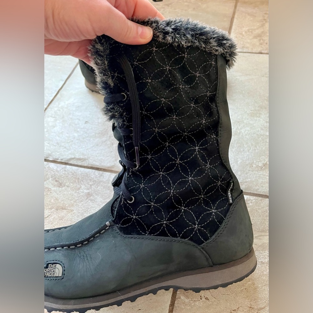 North Face Allure sz 7 insulated winter boots.  Black with “fur” trim. VGUC - Picture 6 of 9
